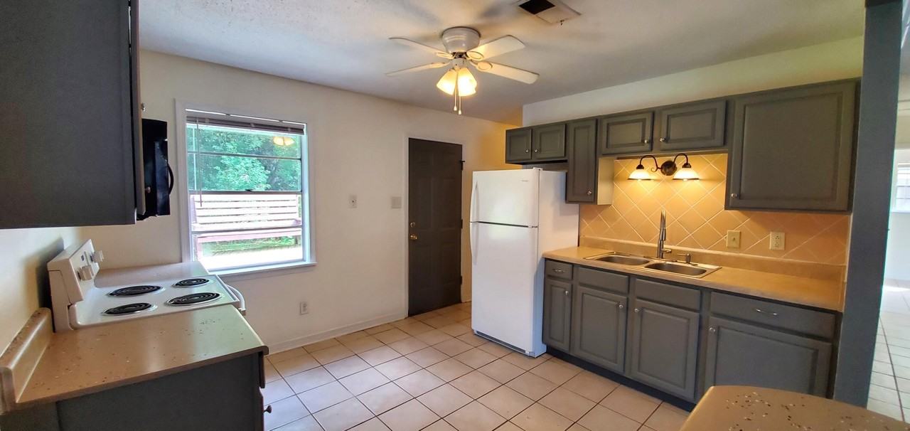 212 Barbara Cir - Photo 5 of 15