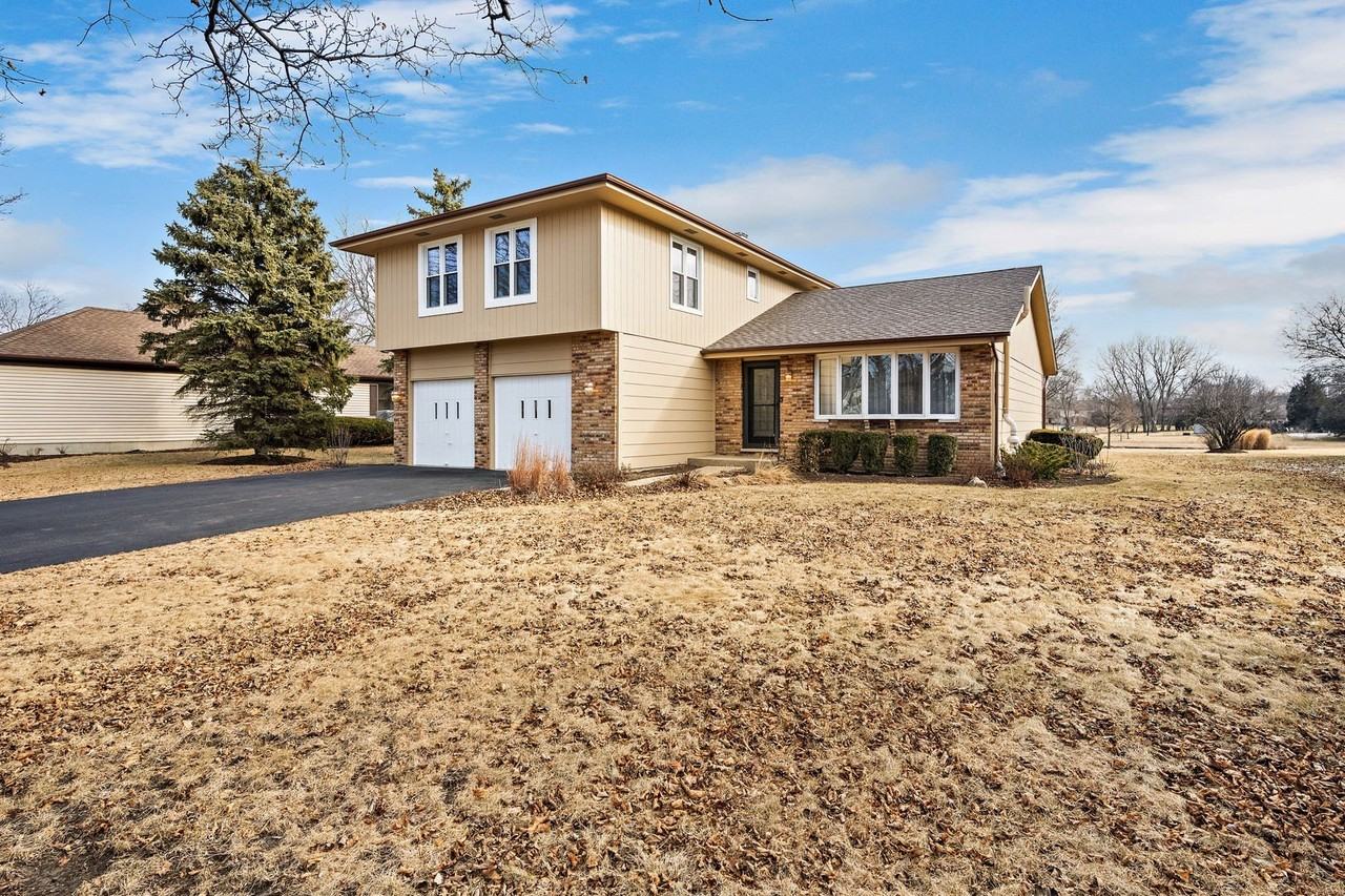 887 Braintree Ln - Photo 2 of 27