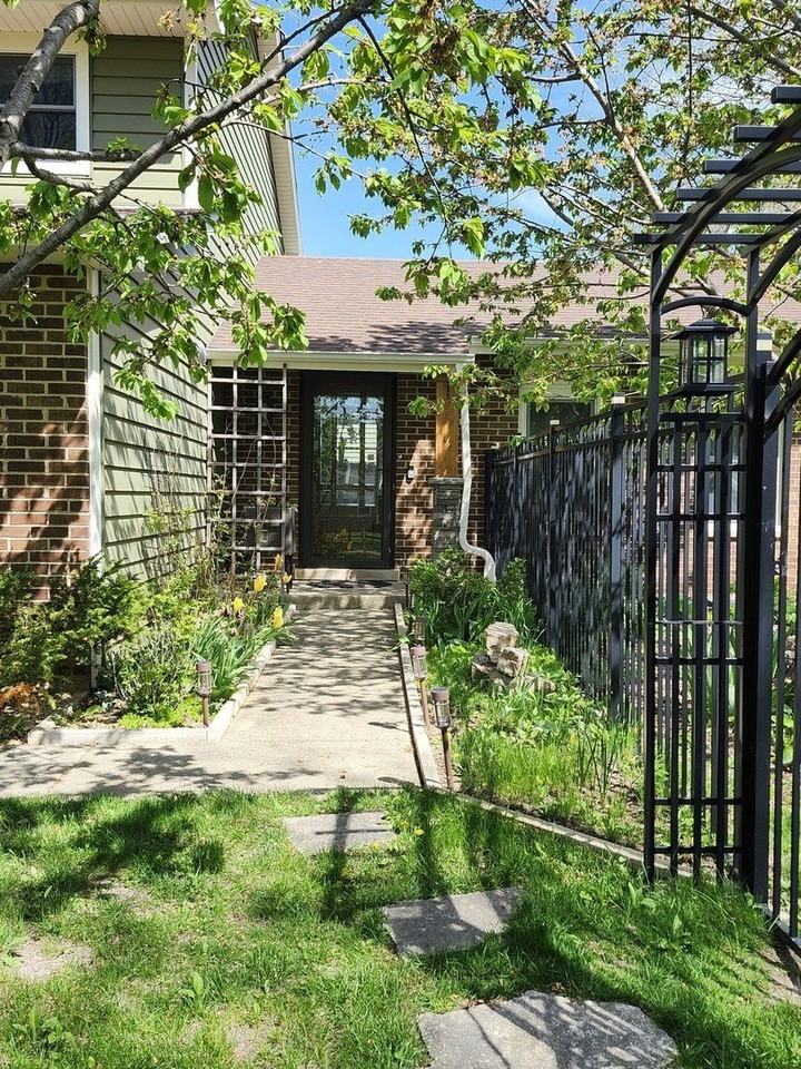 301 Oakbrook Ct - Photo 4 of 46