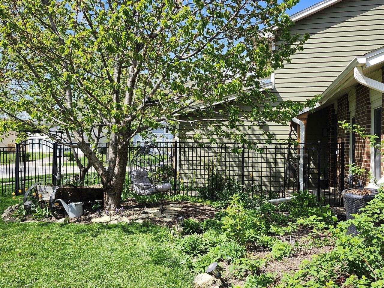 301 Oakbrook Ct - Photo 7 of 46