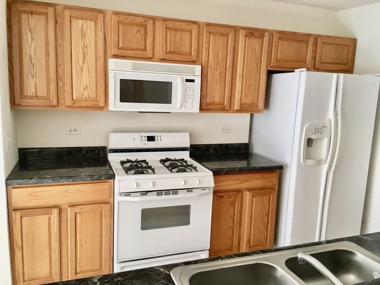 2482 Stoughton Cir - Photo 3 of 12