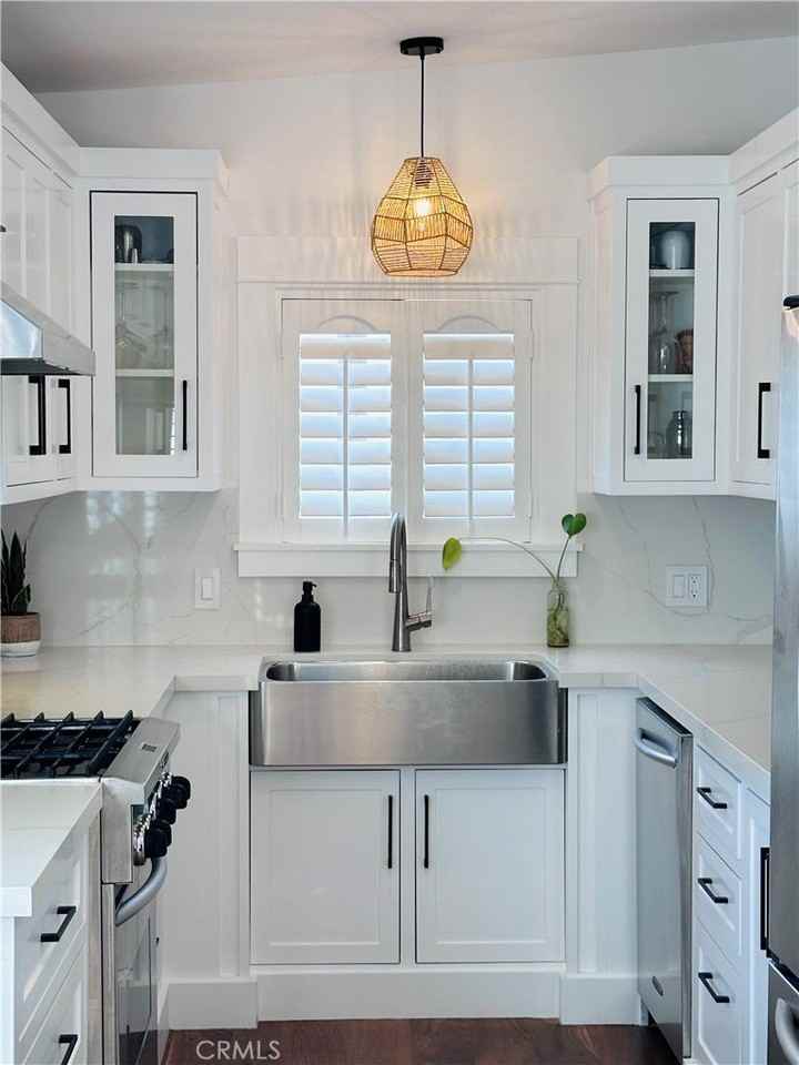 611 Avenue C - Photo 4 of 24