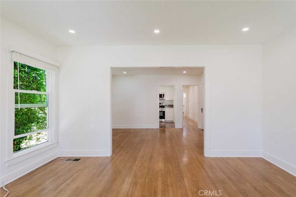 915 N Kenneth Rd - Photo 4 of 33