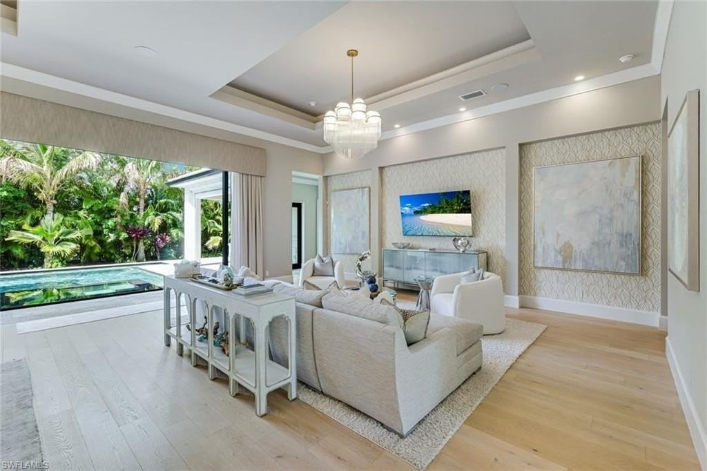 760 Park Shore Dr - Photo 4 of 33