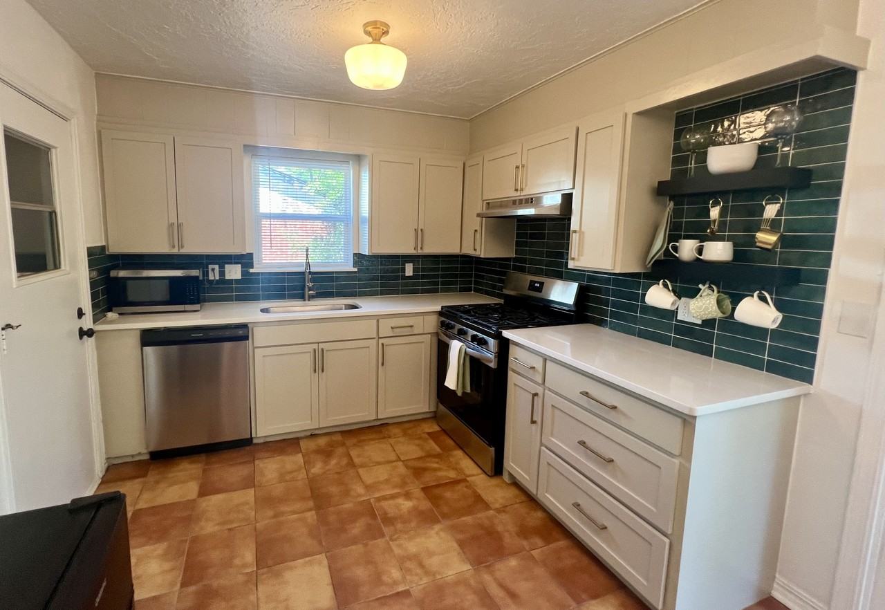 513 Inwood Dr #1 - Photo 4 of 17
