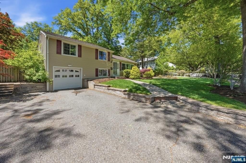 12 Willis Dr - Photo 2 of 33