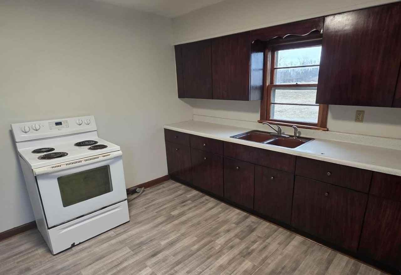 422 Cleburne Blvd - Photo 4 of 10