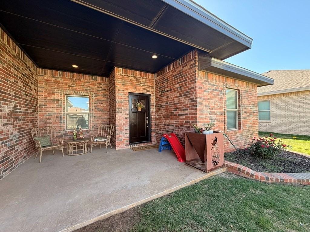 901 Chaparral St - Photo 3 of 27