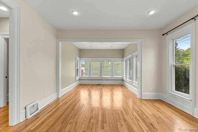 225 S Center St - Photo 5 of 45