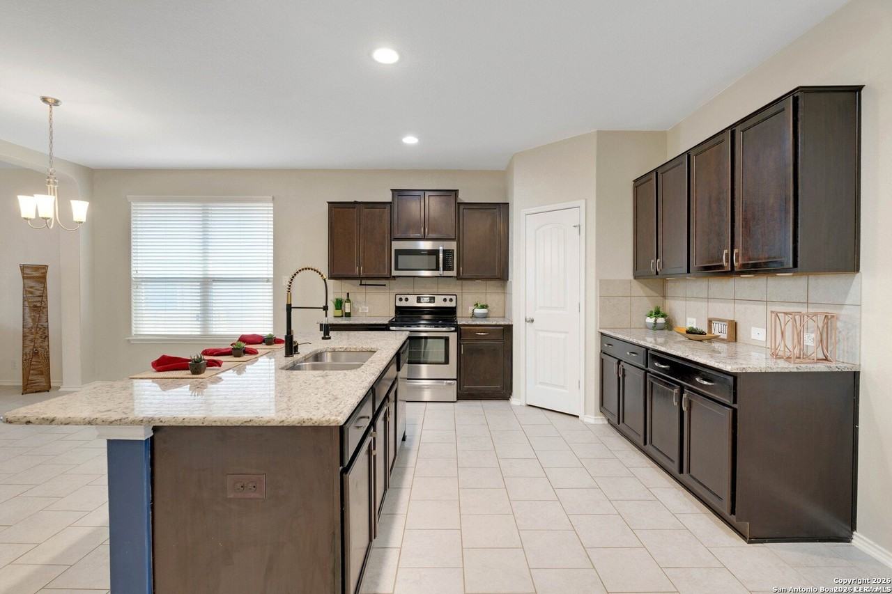 428 Kings Way - Photo 4 of 29