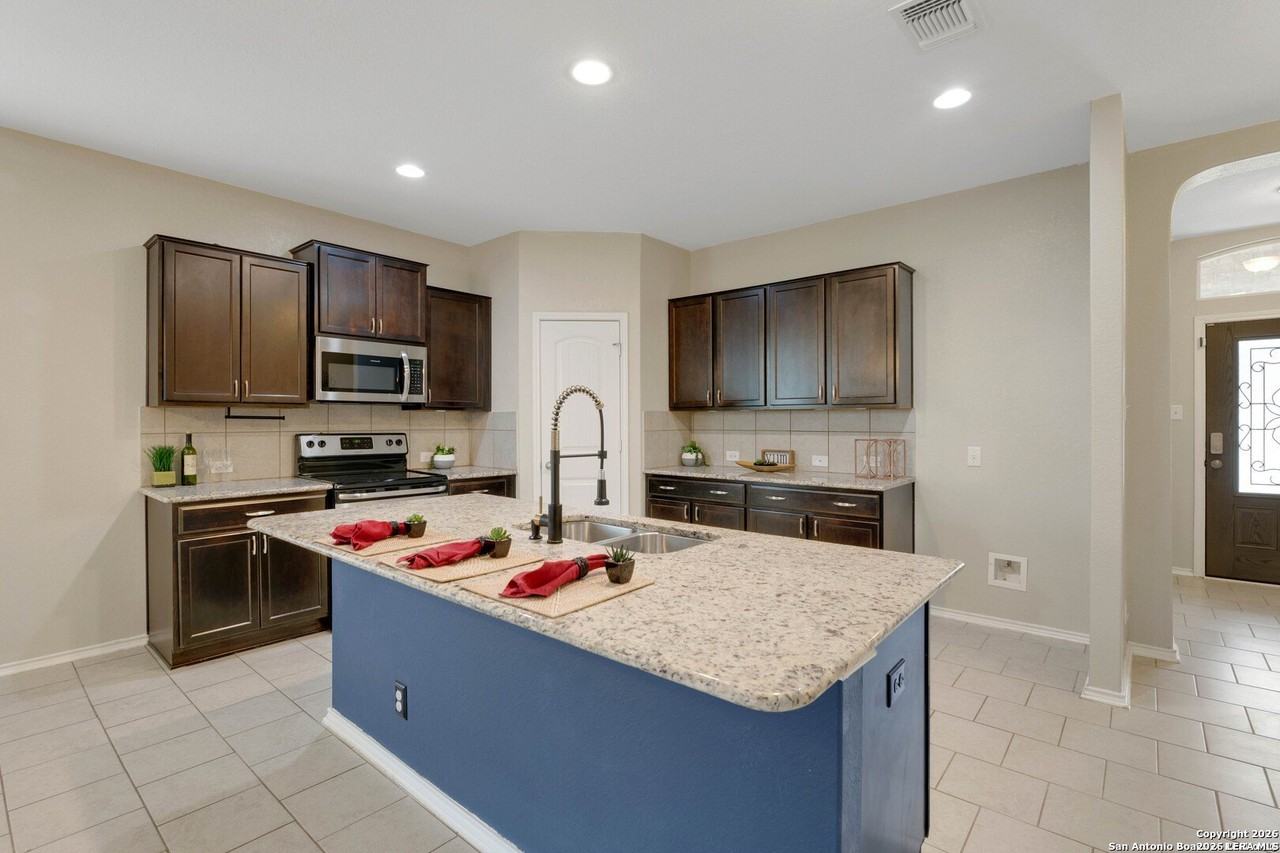 428 Kings Way - Photo 5 of 29
