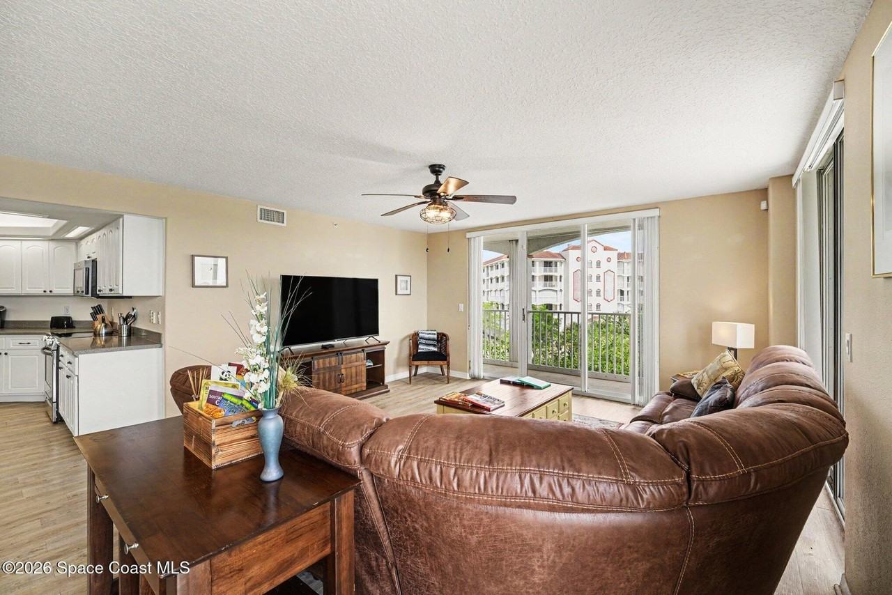 820 Del Rio Way #401 - Photo 5 of 15