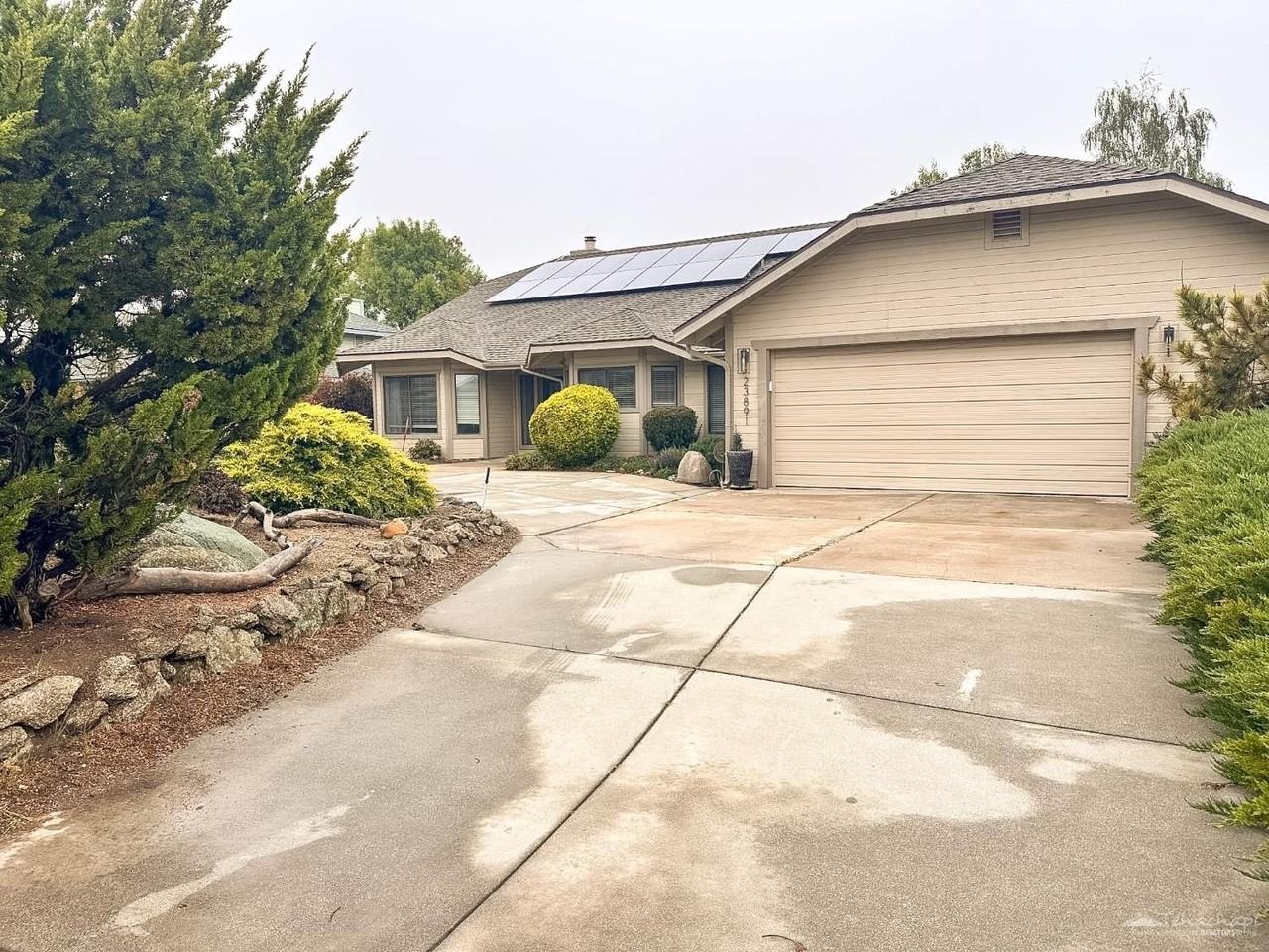 23891 Shoreline Ct - Photo 2 of 27