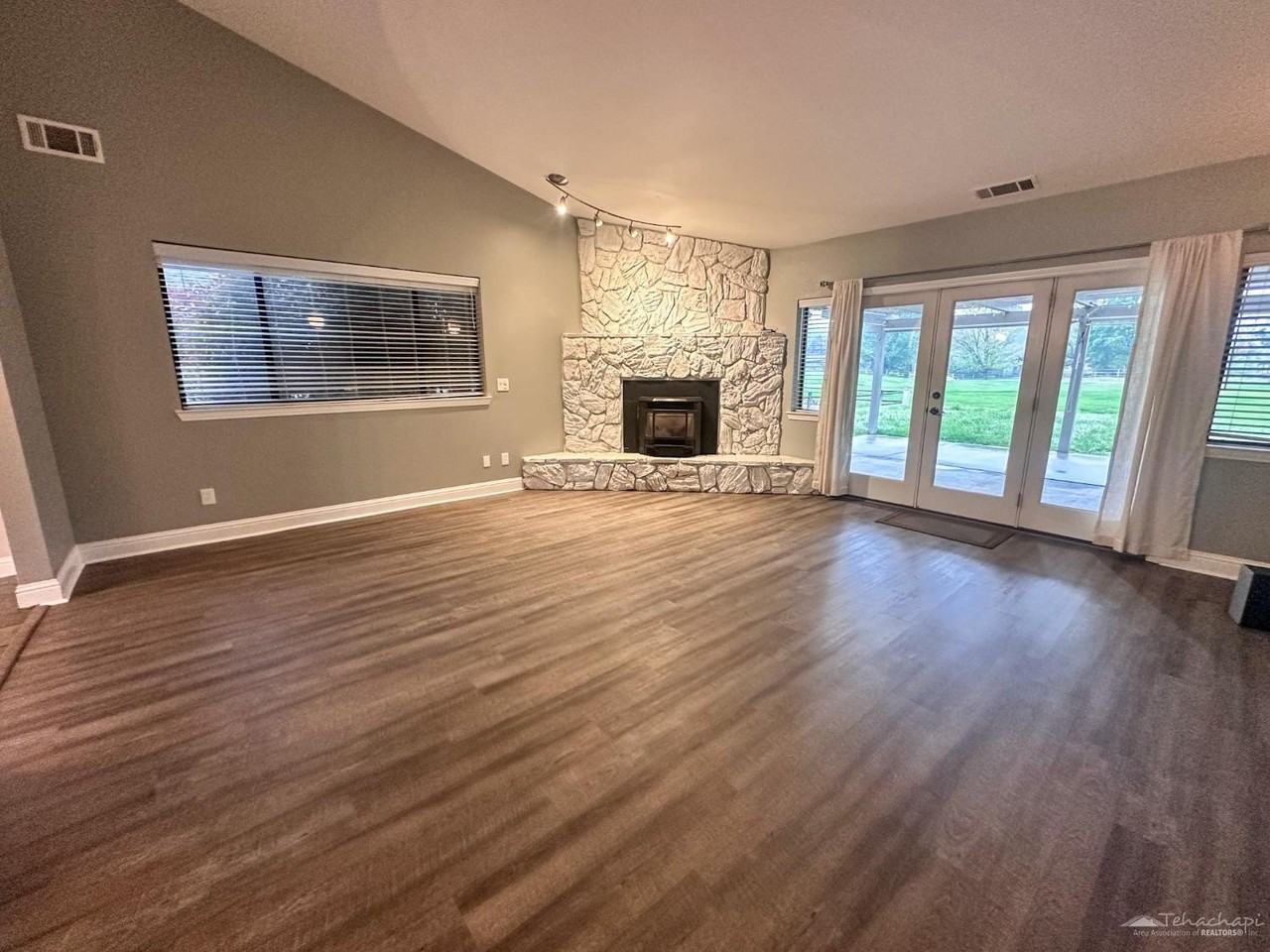 23891 Shoreline Ct - Photo 3 of 27