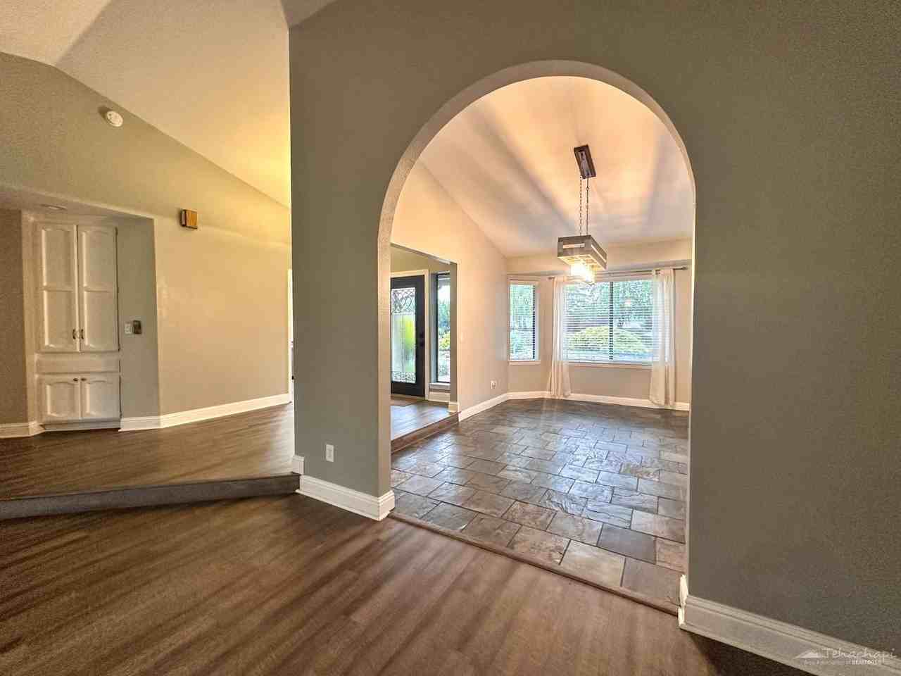 23891 Shoreline Ct - Photo 4 of 27
