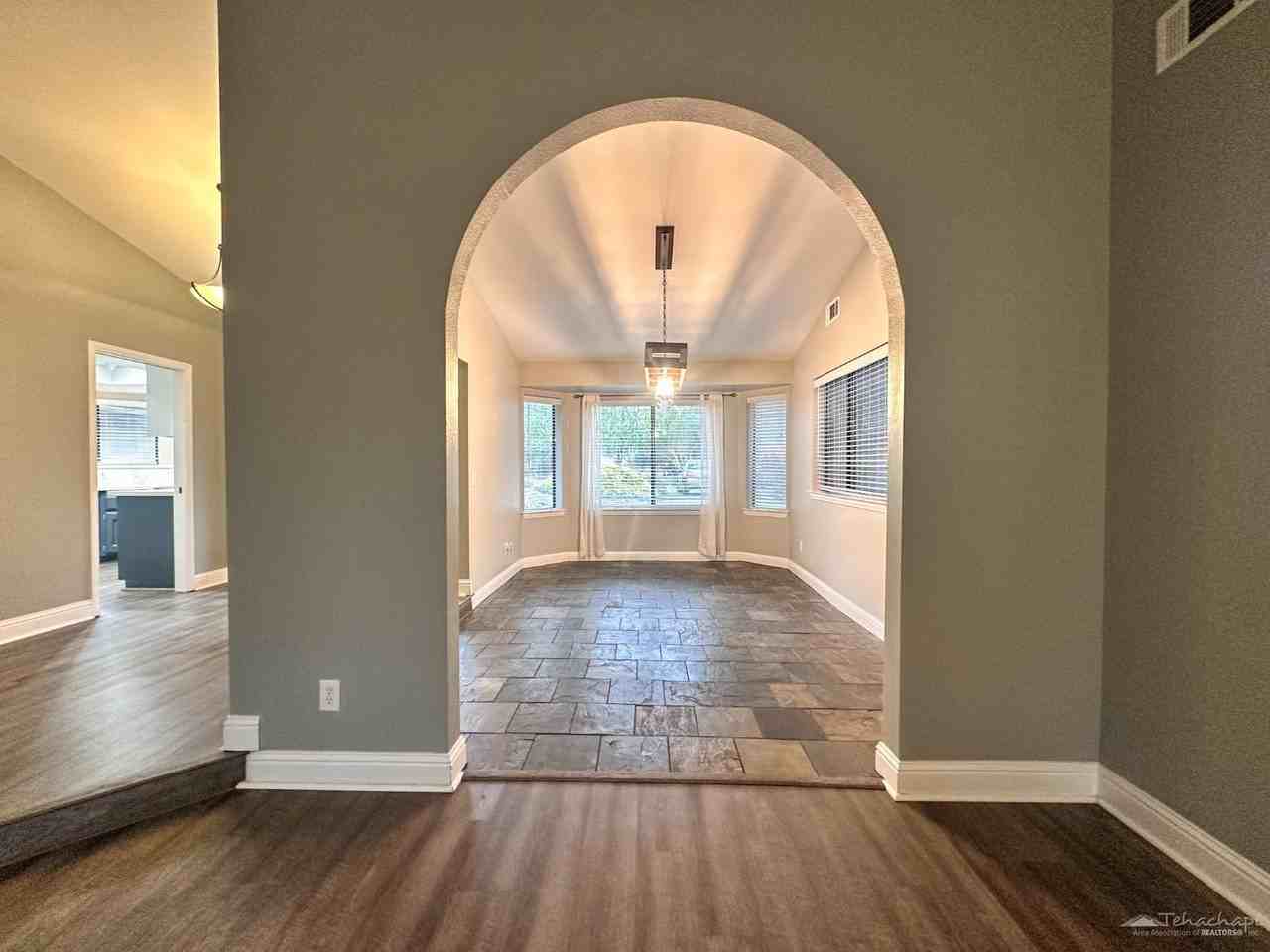 23891 Shoreline Ct - Photo 5 of 27