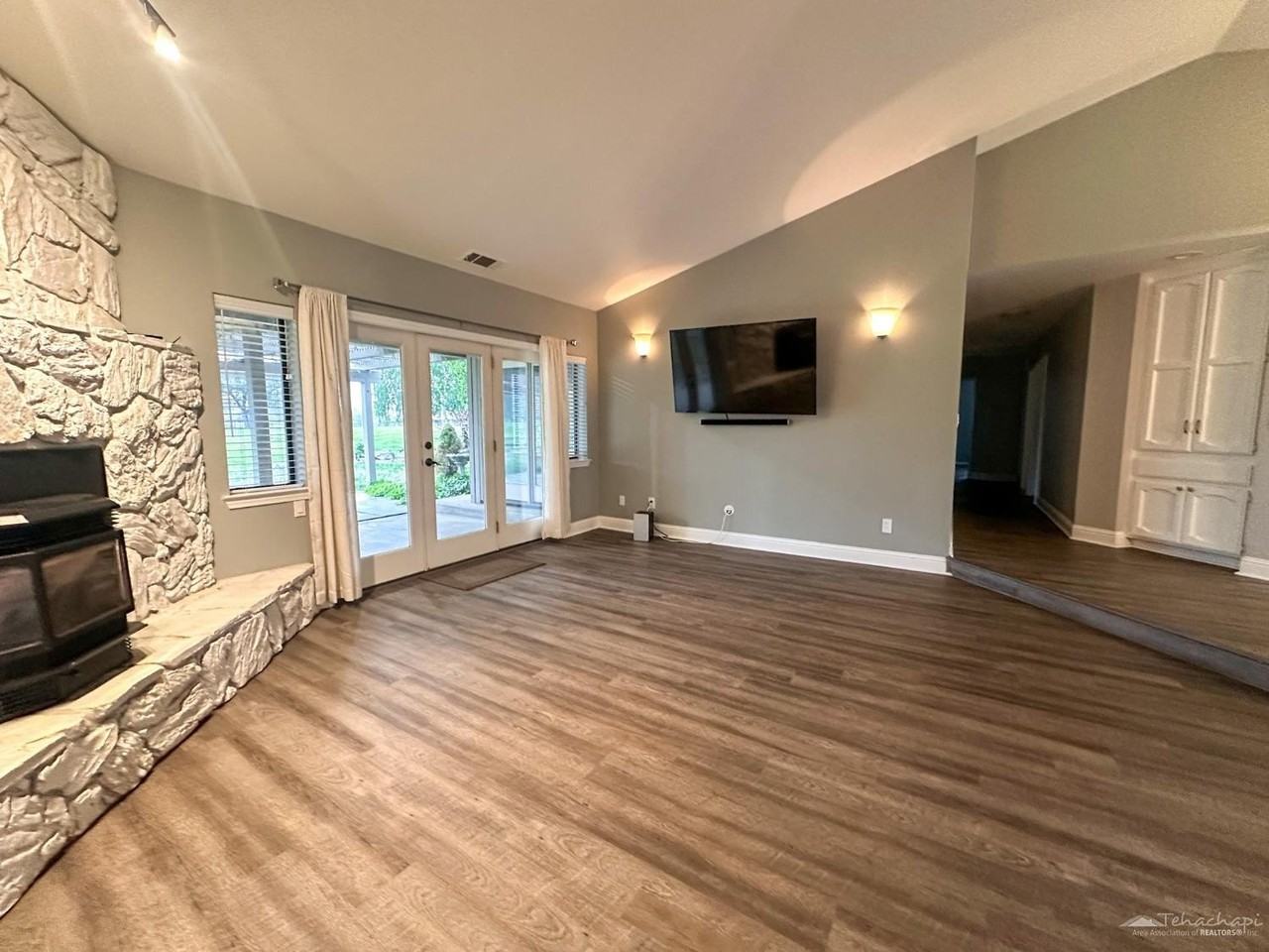 23891 Shoreline Ct - Photo 6 of 27
