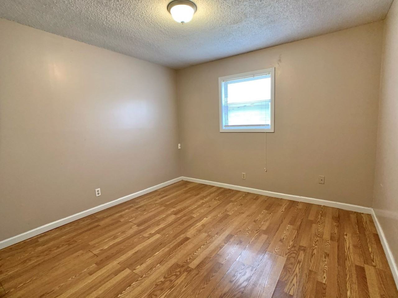 1304 Sunnyside Ave - Photo 5 of 8