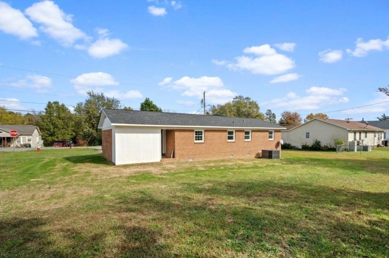 1124 Jackson St - Photo 5 of 23