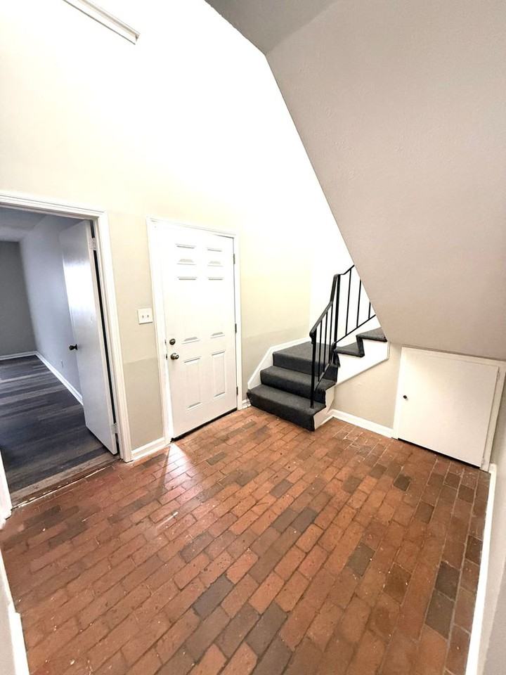 2060 Rexford Rd - Photo 3 of 14