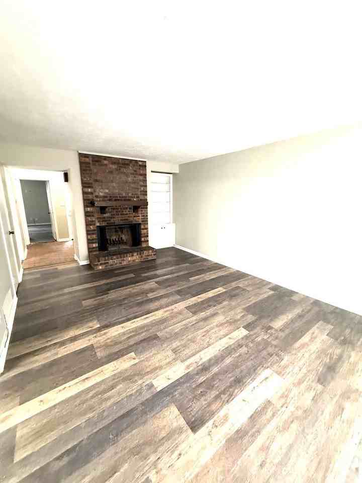 2060 Rexford Rd - Photo 4 of 14