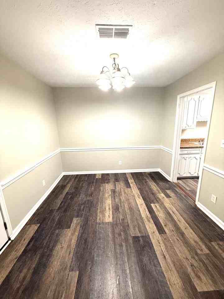 2060 Rexford Rd - Photo 5 of 14