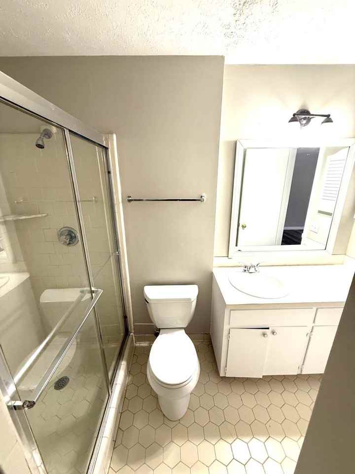 2060 Rexford Rd - Photo 7 of 14