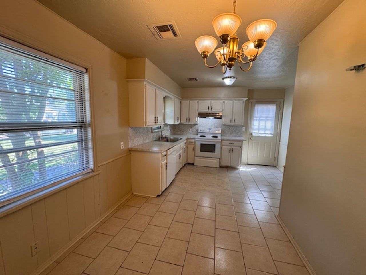 2916 Shirley Ln - Photo 4 of 13