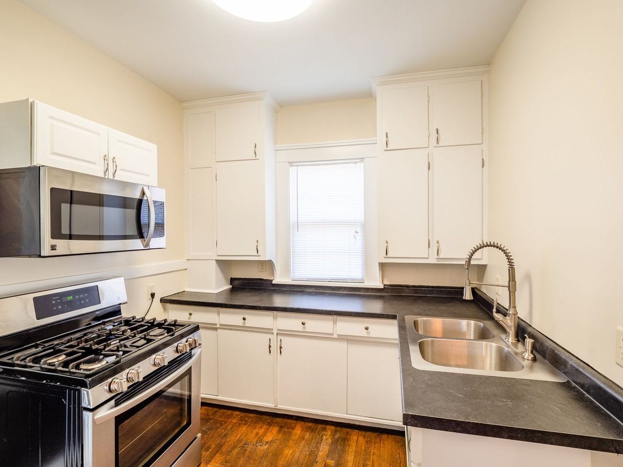 1811 8th Ave Se - Photo 4 of 12