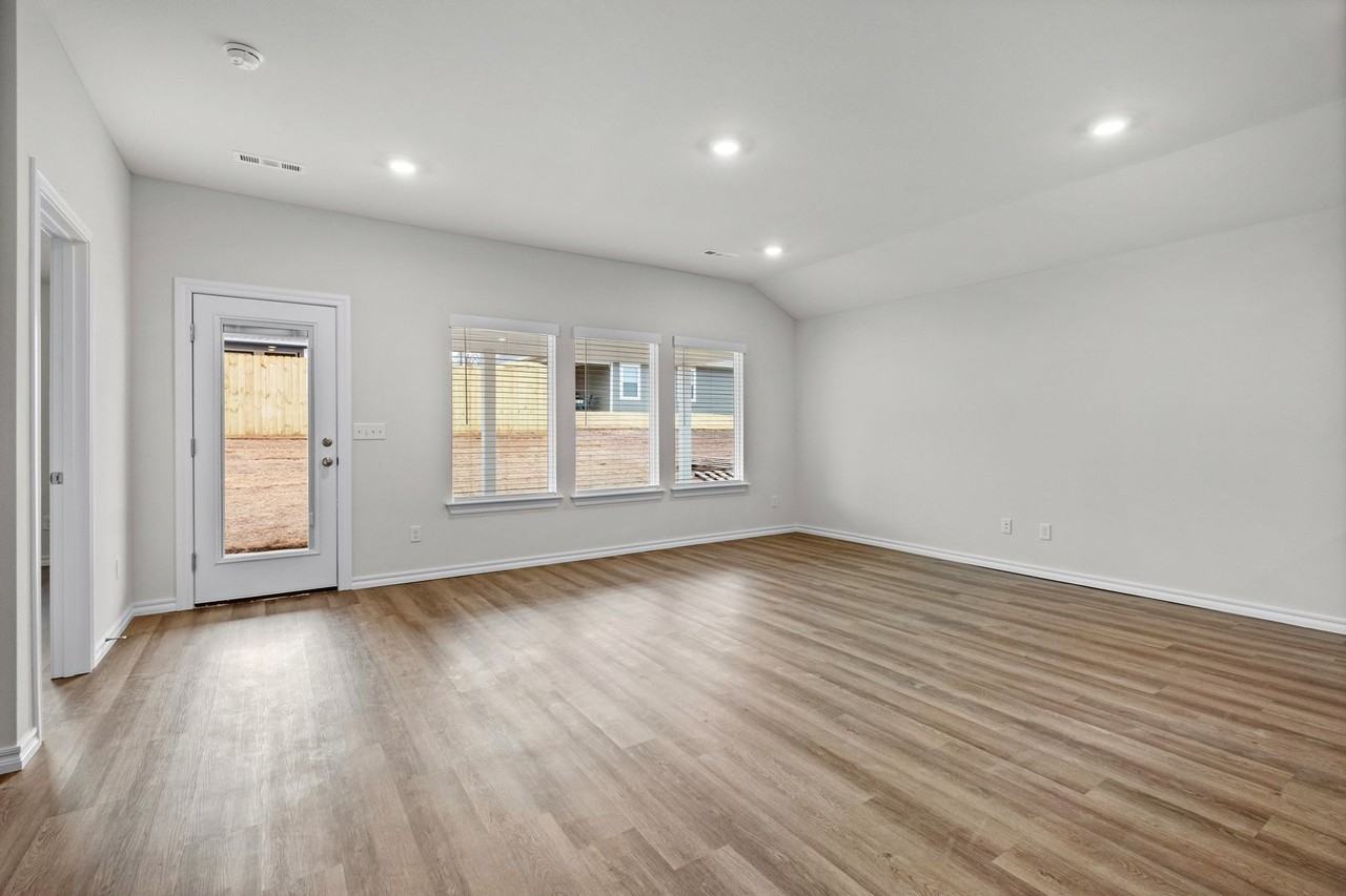 1324 Chavis St - Photo 6 of 29