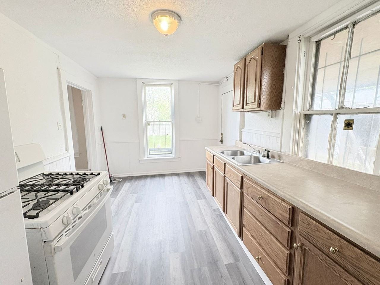 837 Avondale Ave - Photo 5 of 16