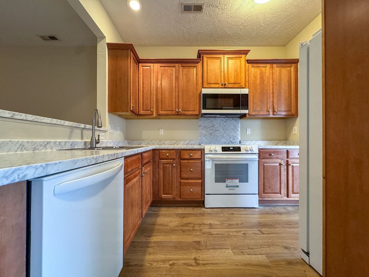 3060 Candlelight Dr - Photo 5 of 21