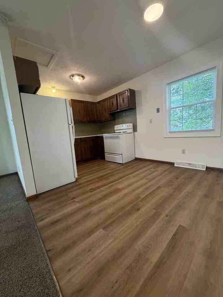1101 Stratford St - Photo 5 of 12