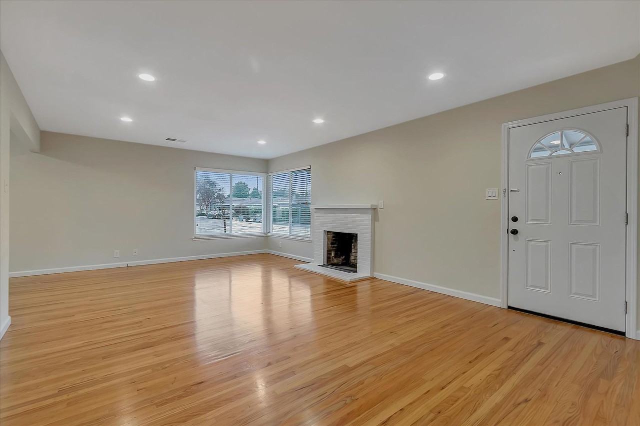 2960 Withrow Pl - Photo 6 of 37