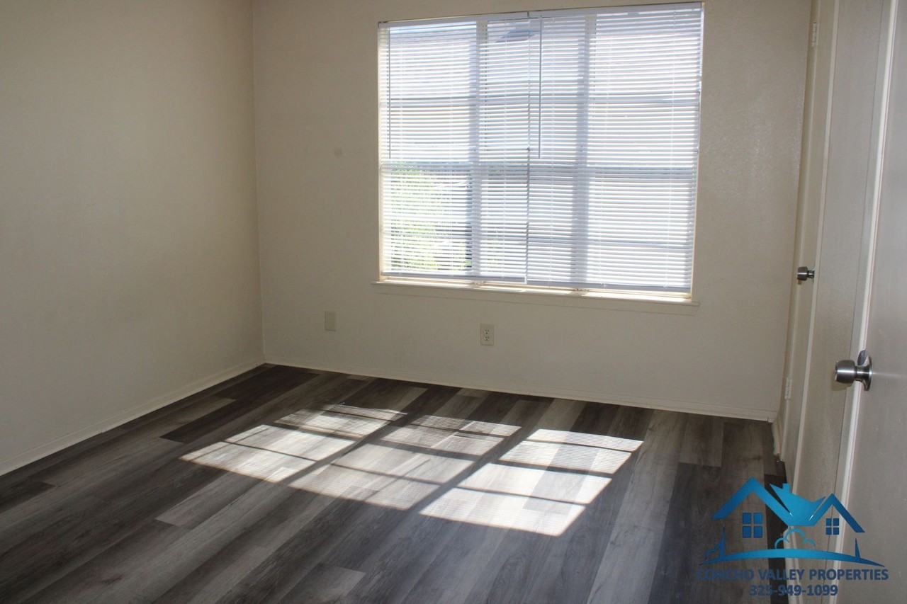 1008 Glenna St - Photo 7 of 13