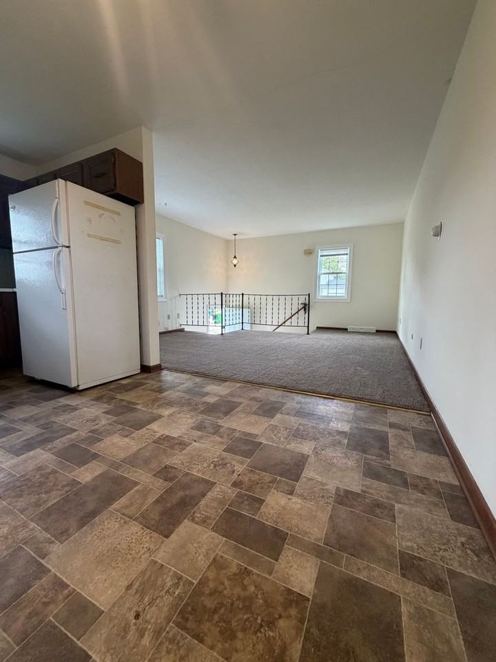 1103 Stratford St - Photo 4 of 9