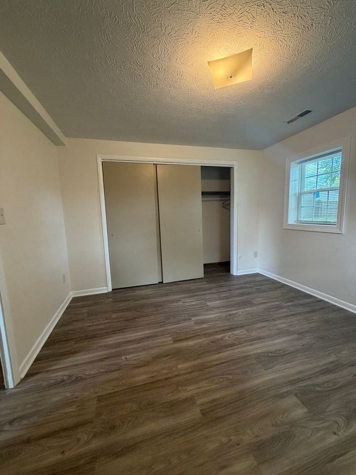 1103 Stratford St - Photo 5 of 9