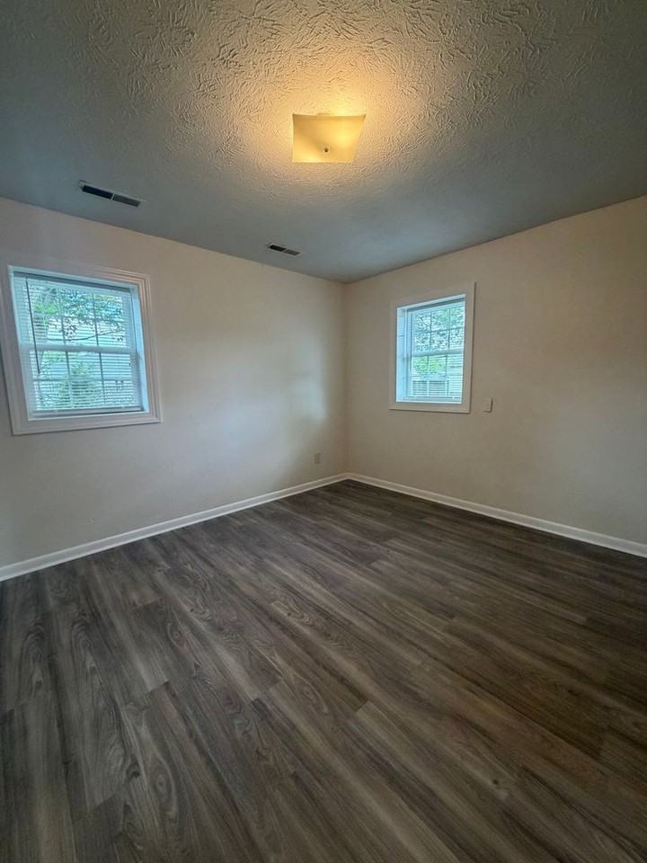 1103 Stratford St - Photo 6 of 9