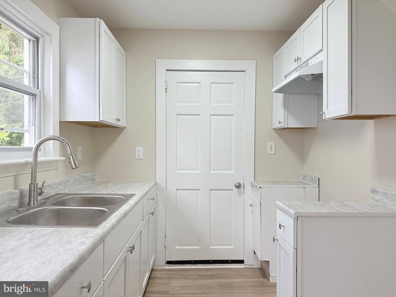 102 Montgomery St - Photo 2 of 8