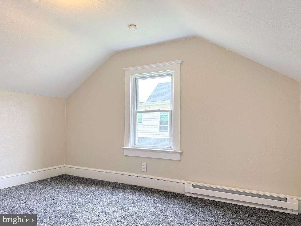 102 Montgomery St - Photo 4 of 8
