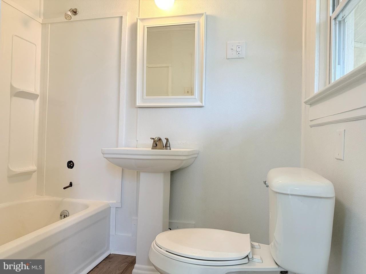 102 Montgomery St - Photo 5 of 8
