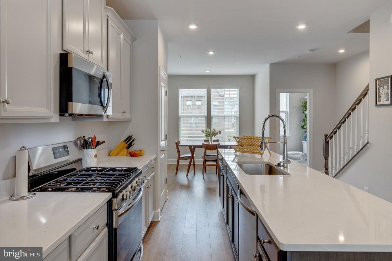 141 Capital Ct - Photo 3 of 50