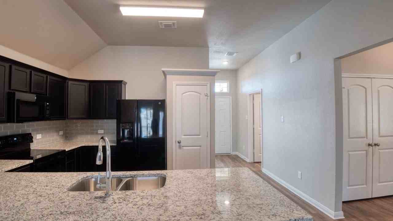 619 Hollyhock Dr - Photo 2 of 12