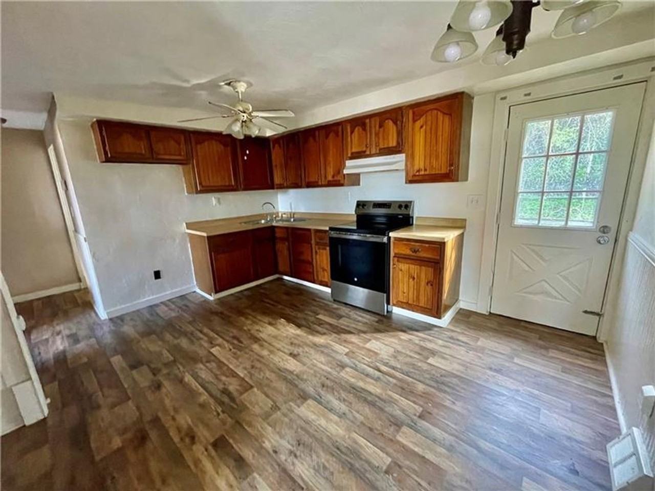 545 Pacific Ave - Photo 4 of 16