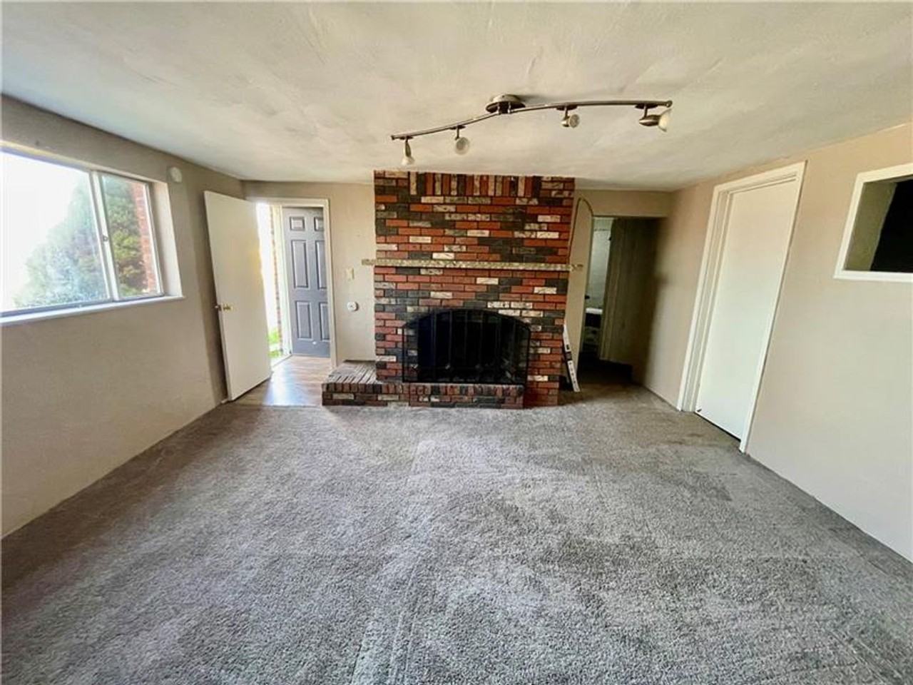 545 Pacific Ave - Photo 6 of 16