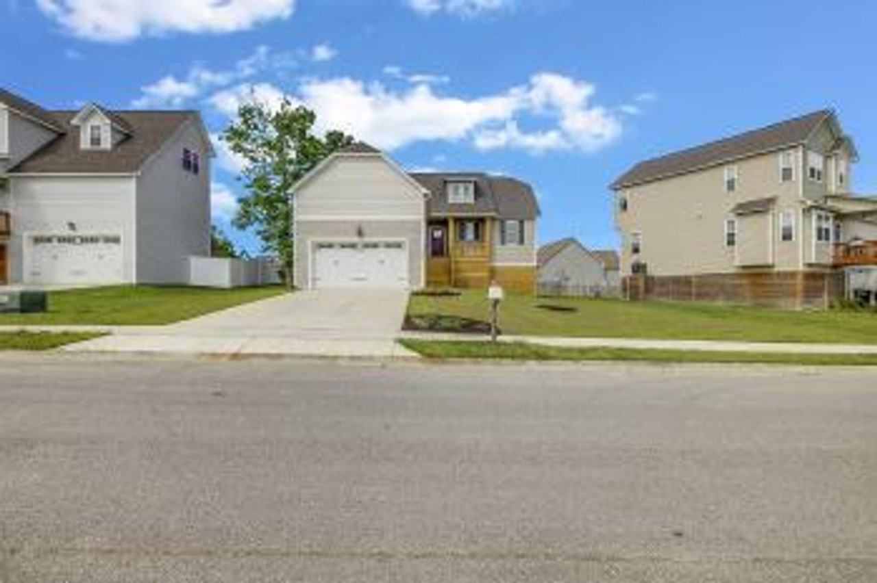 305 Broadleaf Dr - Photo 3 of 24