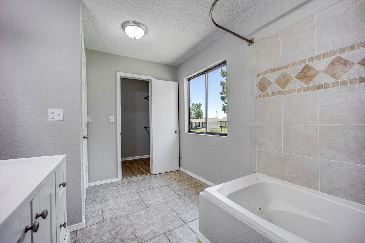 4423 S 21st St - Photo 5 of 21