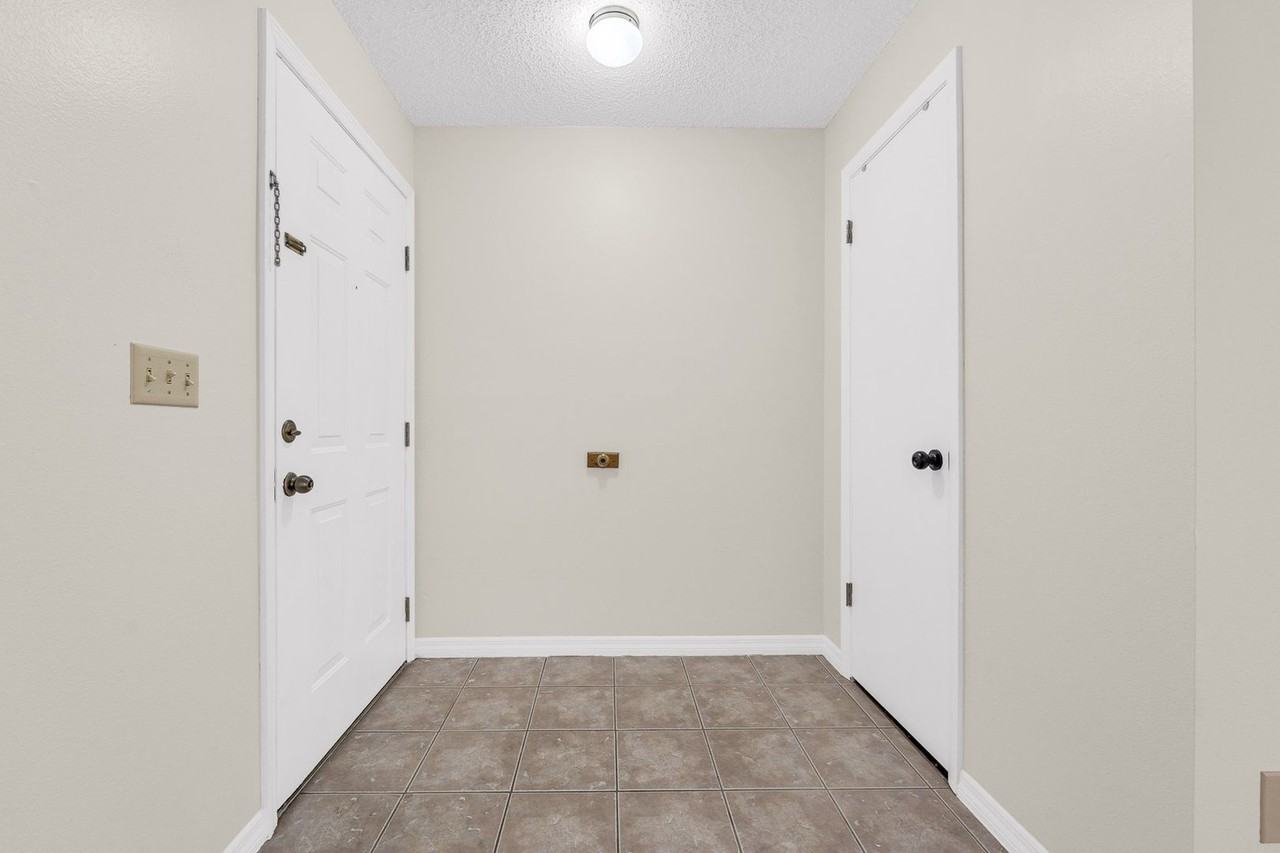 945 Morris Ave - Photo 3 of 24