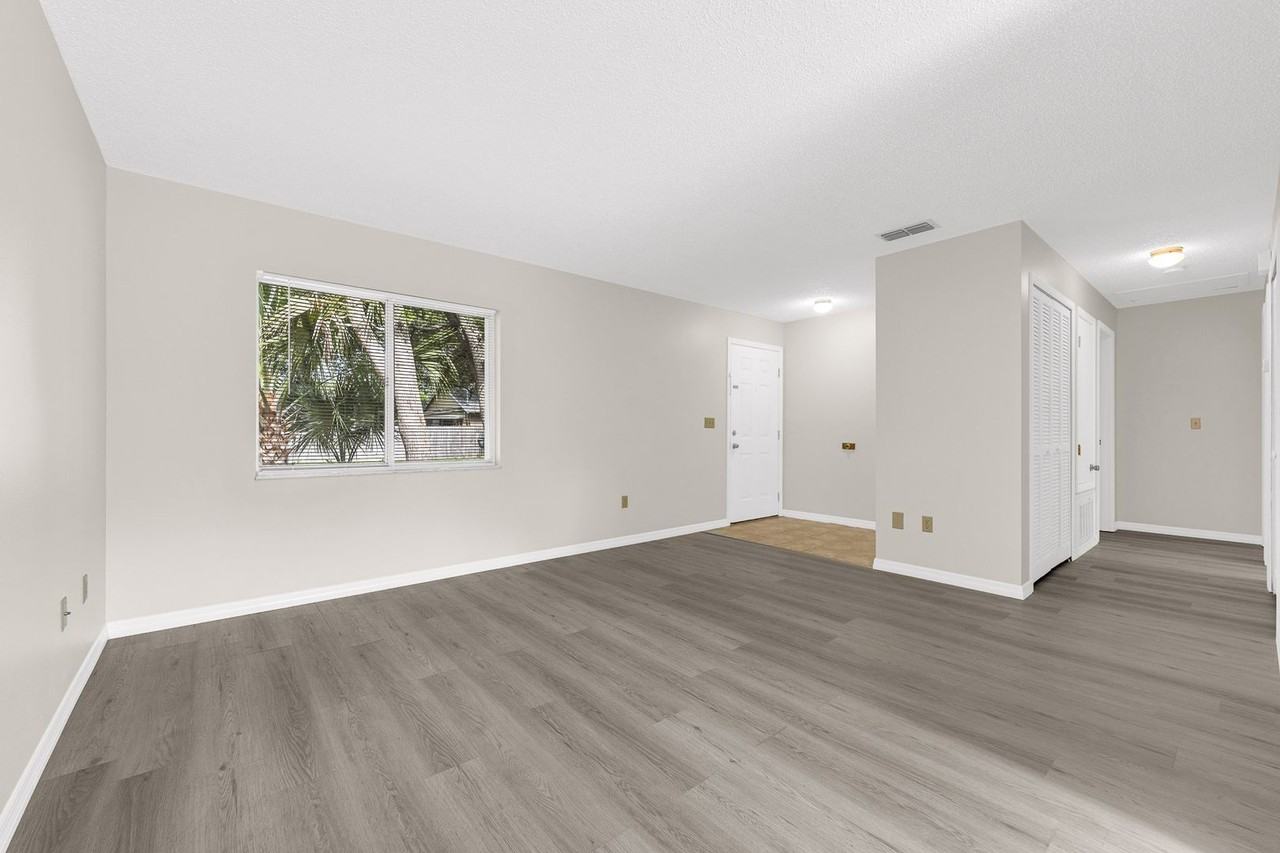 945 Morris Ave - Photo 4 of 24