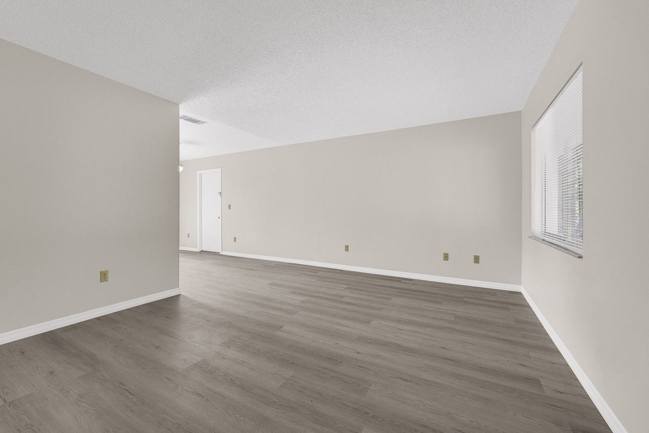 945 Morris Ave - Photo 5 of 24